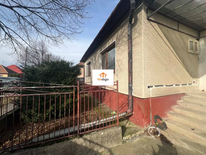 PREDAJ - 3-izbový rodinný dom po kompletnej interiérovej rekonštrukcii - Pred rodinným domom na ulici Na Vŕšku v Šuranoch s kovovým plotom a schodiskom.