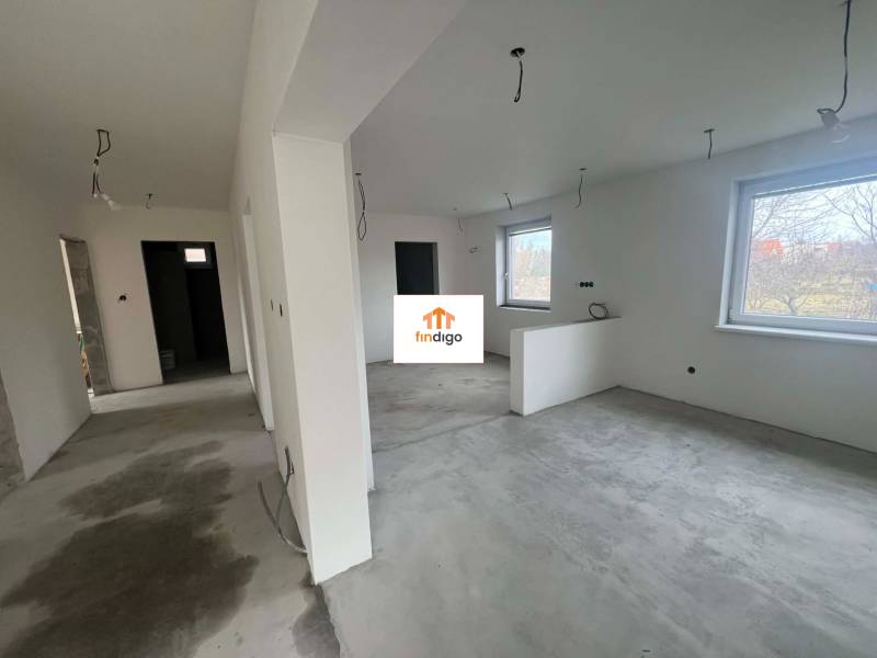PREDAJ - 3-izbový rodinný dom po kompletnej interiérovej rekonštrukcii - Interiér rodinného domu s bielymi stenami a betónovou podlahou.
