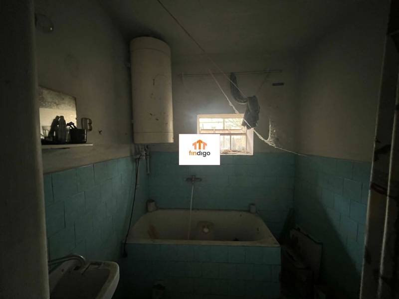 PREDAJ - Rodinný dom na rekonštrukciu s veľkým pozemkom – Kuraľany - Kúpeľňa v rodinnom dome s vaňou a plynovým bojlerom.