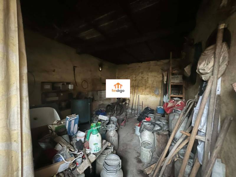 PREDAJ - Rodinný dom na rekonštrukciu s veľkým pozemkom – Kuraľany - Úložný priestor s rôznym náradím a kovovými nádobami v rodinnom dome.