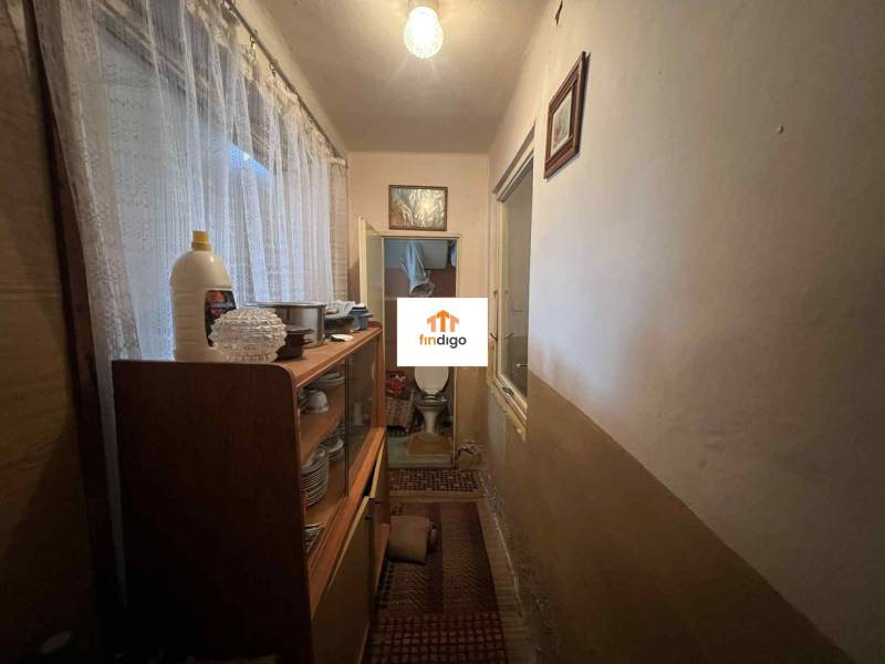 PREDAJ - Rodinný dom v obci Kamenica nad Hronom – len 5 km od Štúrova - Úzky koridor v rodinnom dome s klasickým vybavením, záclony a nábytok na uloženie.