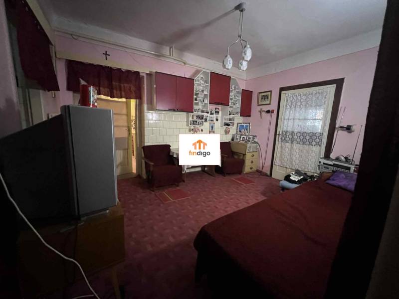 PREDAJ - Rodinný dom v obci Kamenica nad Hronom – len 5 km od Štúrova - Izba v rodinnom dome s kobercovou podlahou, nábytkom a rodinnými fotografiami na stenách.