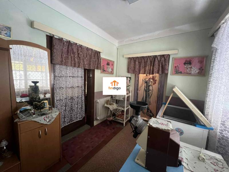 PREDAJ - Rodinný dom v obci Kamenica nad Hronom – len 5 km od Štúrova - Interiér rodinného domu s nábytkom, dekoráciami a prehozmi. Stena s obrazom.