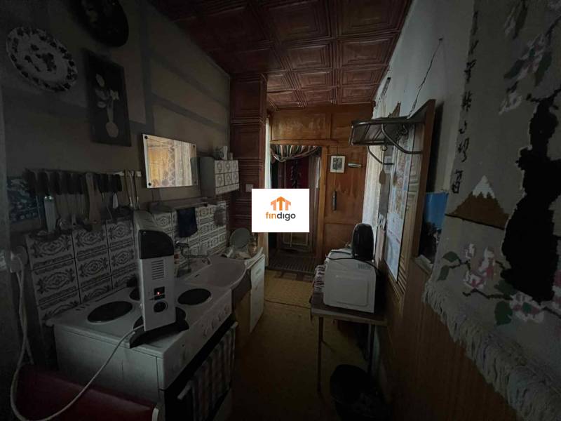 PREDAJ - Rodinný dom v obci Kamenica nad Hronom – len 5 km od Štúrova - Kuchyňa v rodinnom dome s elektrickým sporákom, stenou s dekorom a mikrovlnnou rúrou.