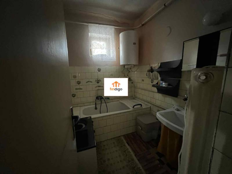 PREDAJ - Rodinný dom v obci Kamenica nad Hronom – len 5 km od Štúrova - Kúpeľňa rodinného domu s vaňou a umývadlom, obložené dlaždičkami, podlaha s dreveným dekorom.