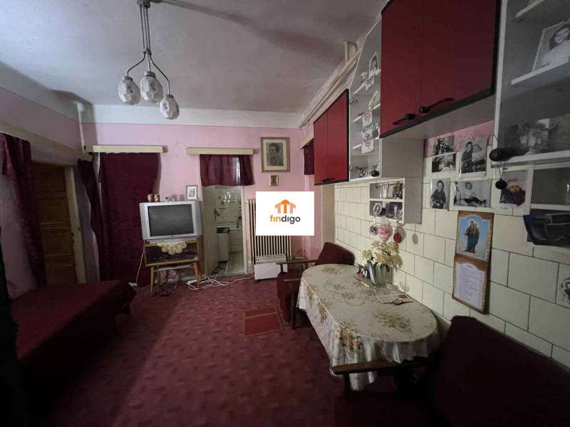 PREDAJ - Rodinný dom v obci Kamenica nad Hronom – len 5 km od Štúrova - Obývacia izba v rodinnom dome s červenými skrinkami, televízorom a dekoratívnym stolom.