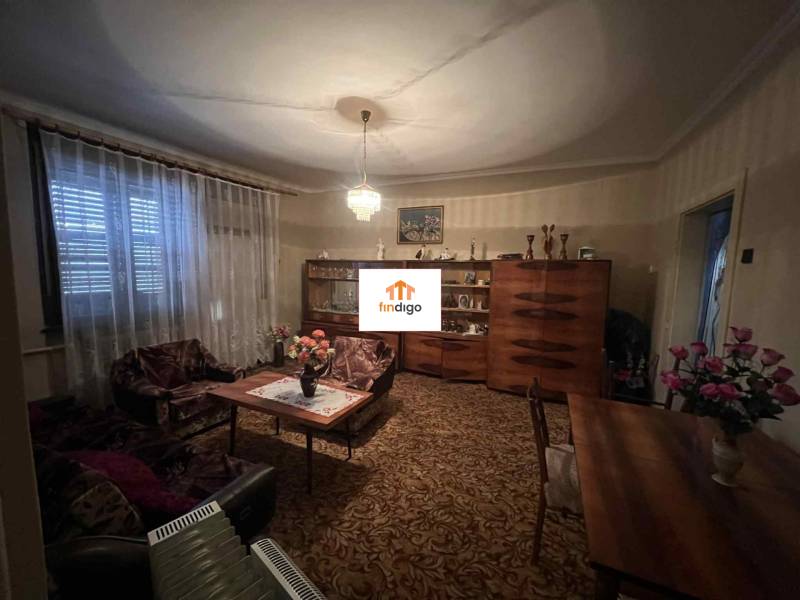 PREDAJ - Rodinný dom v obci Kamenica nad Hronom – len 5 km od Štúrova - Obývacia izba s dreveným nábytkom v rodinnom dome, záclony, stoly a stoličky.