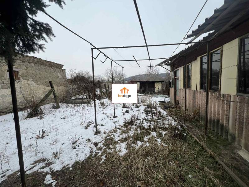 PREDAJ - Rodinný dom v obci Kamenica nad Hronom – len 5 km od Štúrova - Zasnežený dvor rodinného domu v Kamenici nad Hronom s opusteným prístreškom.