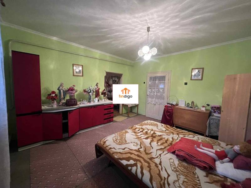 PREDAJ - Rodinný dom v obci Kamenica nad Hronom – len 5 km od Štúrova - Spálňa v rodinnom dome so zelenými stenami a červeným nábytkom.