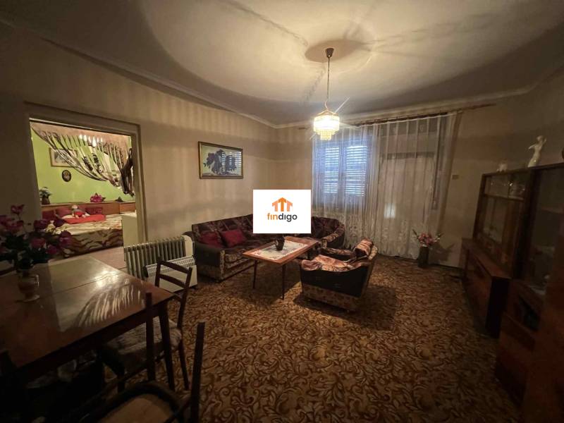 PREDAJ - Rodinný dom v obci Kamenica nad Hronom – len 5 km od Štúrova - Obývacia izba v rodinnom dome s kobercom a jedálenským stolom.