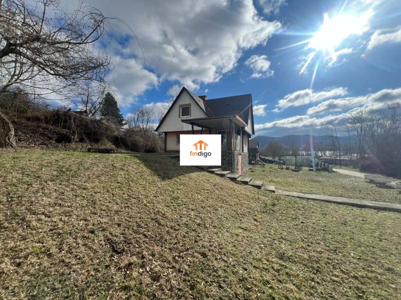 PREDAJ - Zrekonštruovaná rekreačná chata - Chľaba - Chata v Chľabe s výhľadom na svah a modrú oblohu.