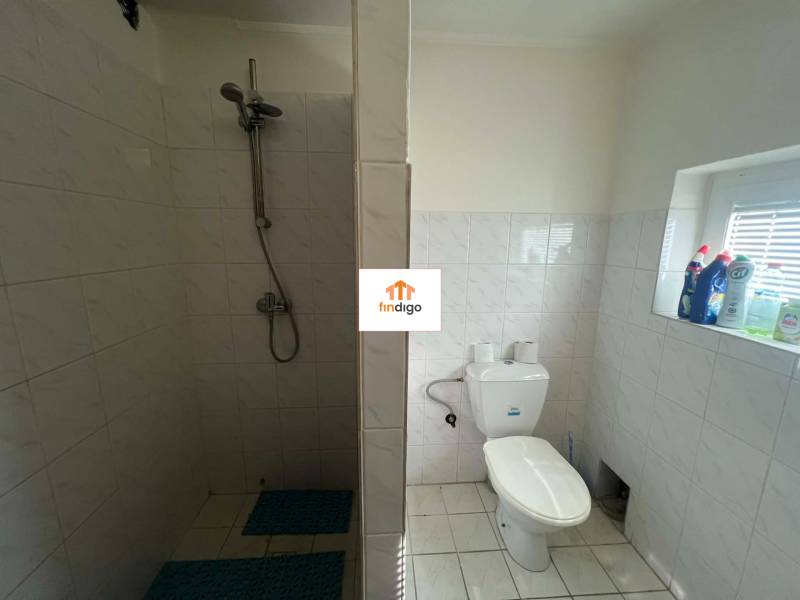 PREDAJ - Zrekonštruovaná rekreačná chata - Chľaba - Kúpeľňa v chate s dlažbou a sprchovacím kútom.