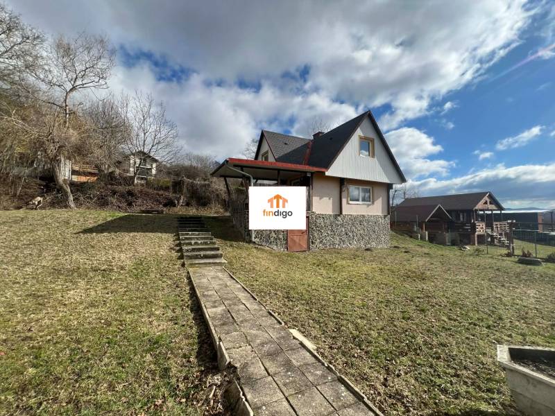 PREDAJ - Zrekonštruovaná rekreačná chata - Chľaba - Chata v Chľabe s kamenným základom, trávnikom a betónovým chodníkom.