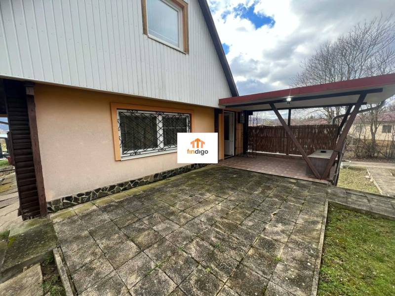 PREDAJ - Zrekonštruovaná rekreačná chata - Chľaba - Chata v Chľabe s terasou, dlažbou a trávnikom v záhrade.