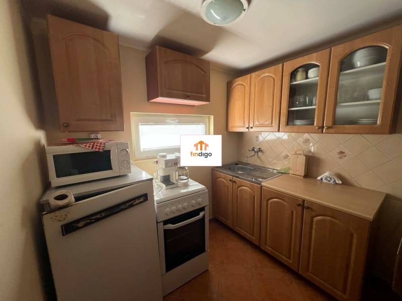 PREDAJ - Zrekonštruovaná rekreačná chata - Chľaba - Kuchynka v Chate so spotrebičmi, drevenými skrinkami a vybavením v útulnom usporiadaní.