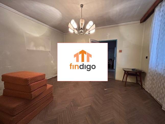 PREDAJ - Rodinný dom s veľkým pozemkom v obci Koplotovce  - Interiér rodinného domu s podlahou s dreveným dekorom a stohom oranžových matracov.