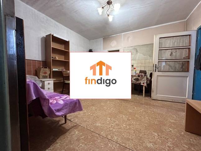 PREDAJ - Rodinný dom s veľkým pozemkom v obci Koplotovce  - Interiér rodinného domu s podlahou, stolom, stoličkami a poličkou.