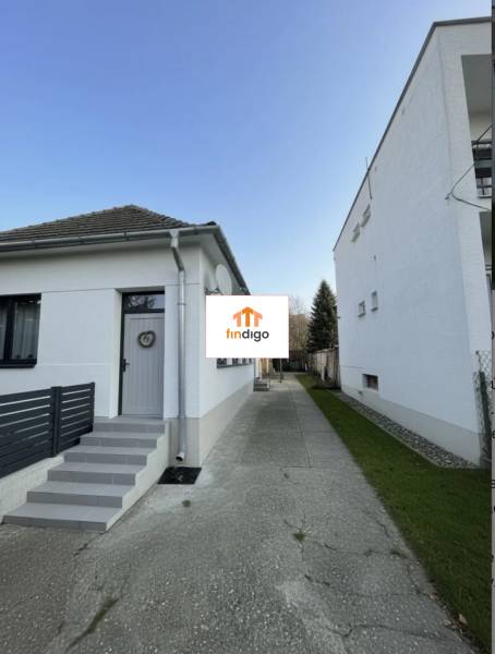 PREDAJ - Rodinný dom s veľkým pozemkom v obci Koplotovce  - Rodinný dom v Koplotovciach na Koplotovciach s bielou fasádou a malými schodmi.