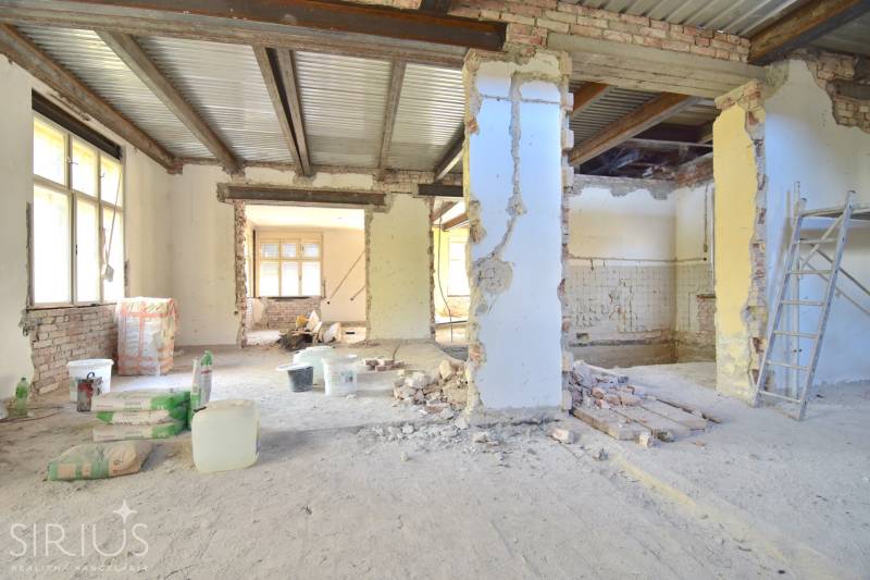 MUDROŇOVA – medzivojnová vila na HRADNOM KOPCI s veľkým pozemkom - Rodinný dom v rekonštrukcii so stavebným materiálom a kovovou strechou.