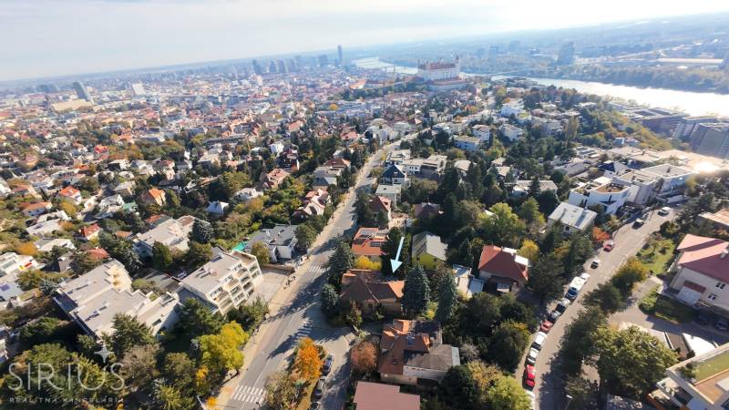 MUDROŇOVA – medzivojnová vila na HRADNOM KOPCI s veľkým pozemkom - Letecký pohľad na rodinné domy na ulici Mudroňova v Bratislave - Staré Mesto.