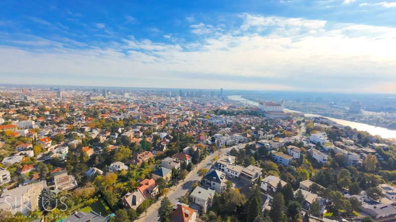 MUDROŇOVA – medzivojnová vila na HRADNOM KOPCI s veľkým pozemkom - Letecký pohľad na Bratislavu, Staré Mesto s dominantným Bratislavským hradom.