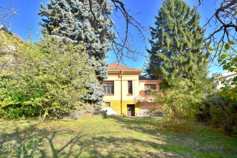 MUDROŇOVA – medzivojnová vila na HRADNOM KOPCI s veľkým pozemkom - Rodinný dom na Mudroňovej ulici v Bratislave - Staré Mesto, obklopený zeleňou.