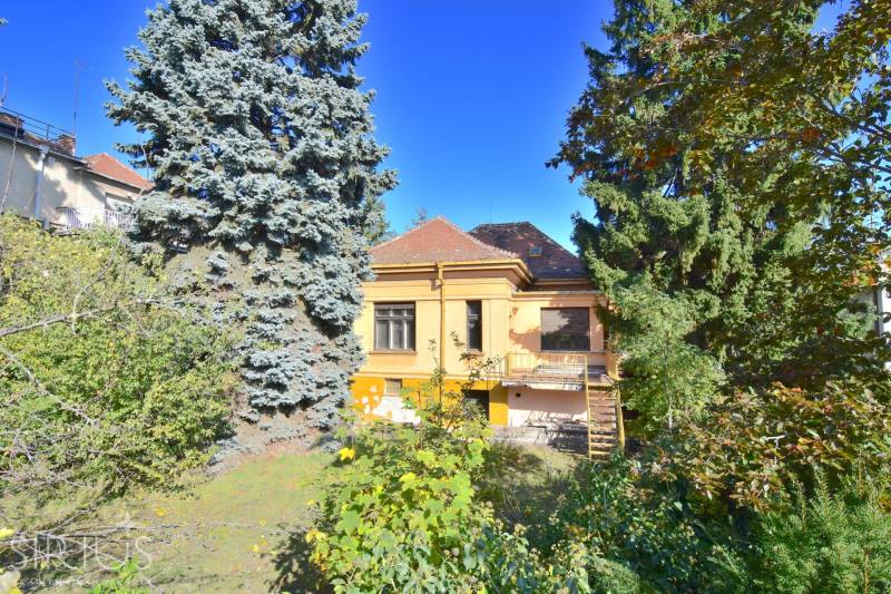 MUDROŇOVA – medzivojnová vila na HRADNOM KOPCI s veľkým pozemkom - Rodinný dom na Mudroňovej ulici v Bratislave - Starom Meste obklopený zeleňou a stromami.