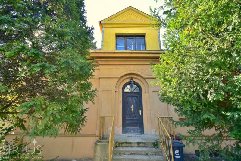 MUDROŇOVA – medzivojnová vila na HRADNOM KOPCI s veľkým pozemkom - Rodinný dom na Mudroňovej ulici v Bratislave - Starom Meste obklopený stromami.