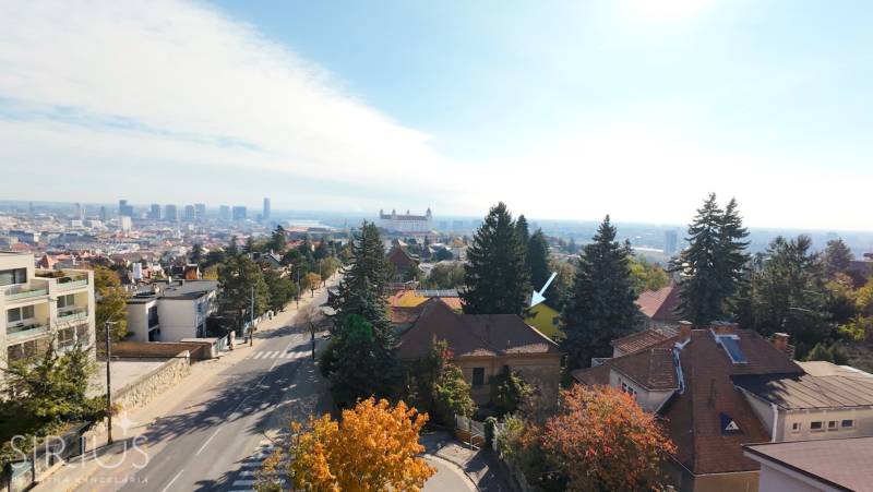 MUDROŇOVA – medzivojnová vila na HRADNOM KOPCI s veľkým pozemkom - Výhľad na bratislavský hrad a rodinné domy na ulici Mudroňova v Starom Meste.