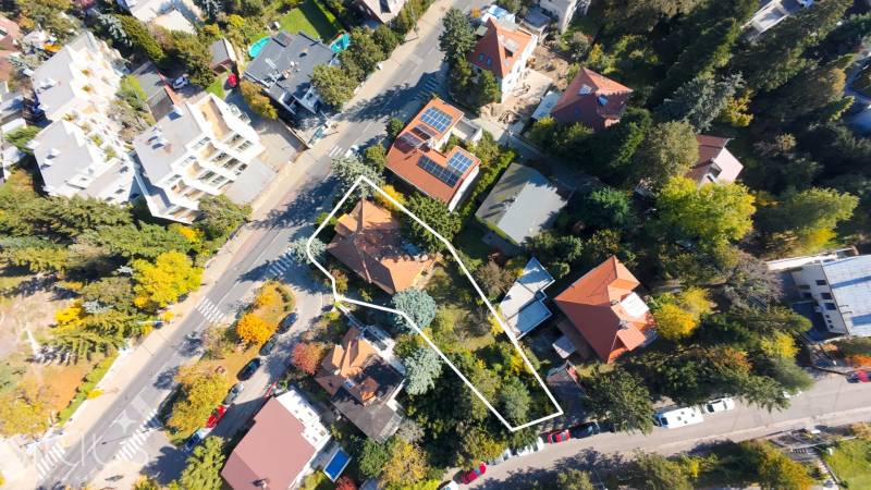 MUDROŇOVA – medzivojnová vila na HRADNOM KOPCI s veľkým pozemkom - Letecký pohľad na rodinný dom na Mudroňovej ulici v Bratislave - Starom Meste.