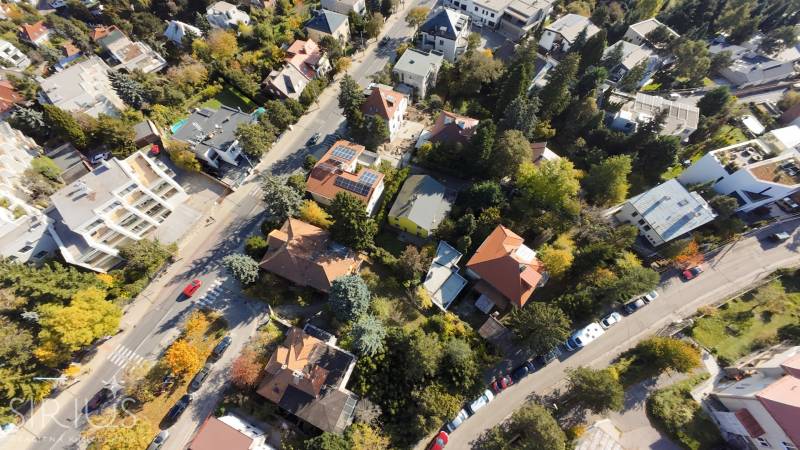 RIZNEROVA, RD – s veľkým pozemkom nad BRATISLAVSKÝM HRADOM - Letecký pohľad na rodinné domy na Riznerovej ulici v Bratislave - Staré Mesto.