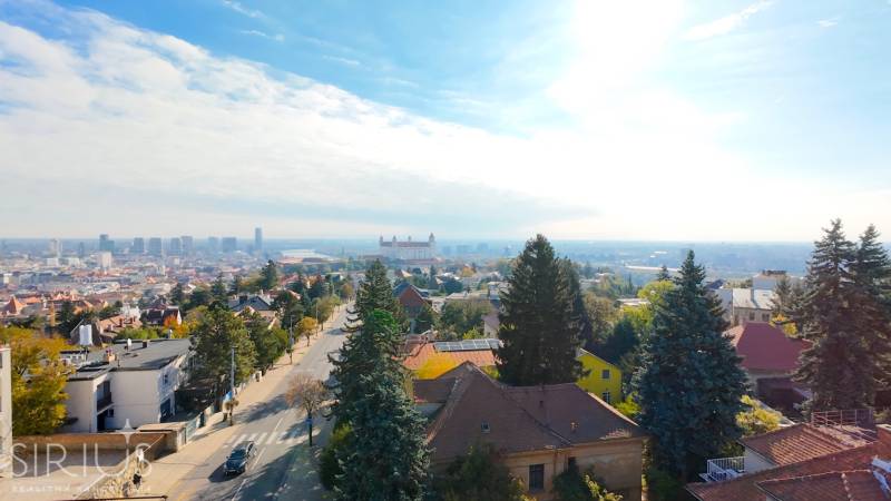 RIZNEROVA, RD – s veľkým pozemkom nad BRATISLAVSKÝM HRADOM - Výhľad na Bratislavský hrad z Riznerovej ulice, Staré Mesto, obklopený rodinnými domami a stromami.
