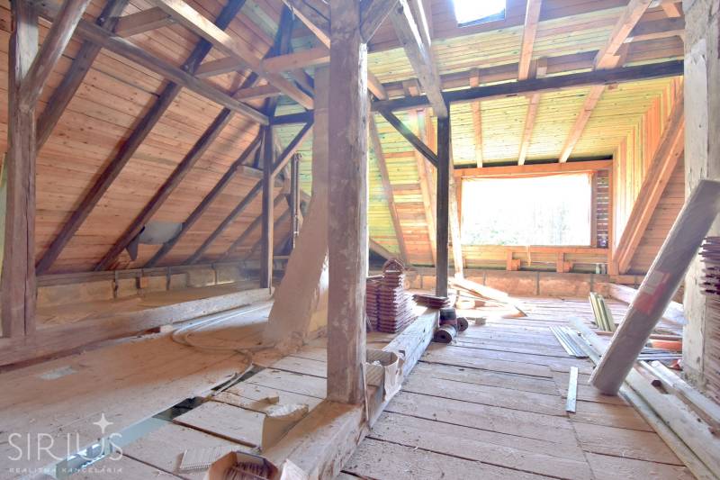 RIZNEROVA, RD – s veľkým pozemkom nad BRATISLAVSKÝM HRADOM - Podkrovie rodinného domu s drevenými trámami a čerstvo položenou strešnou krytinou.