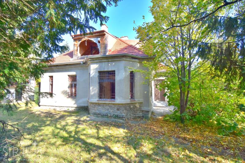 RIZNEROVA, RD – s veľkým pozemkom nad BRATISLAVSKÝM HRADOM - Rodinný dom na Riznerovej ulici v Bratislave - Starom Meste, obklopený zeleňou.