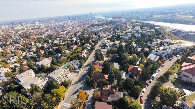 RIZNEROVA, RD – s veľkým pozemkom nad BRATISLAVSKÝM HRADOM - Letecký pohľad na rodinné domy v Starom Meste Bratislavy na Riznerovej ulici.