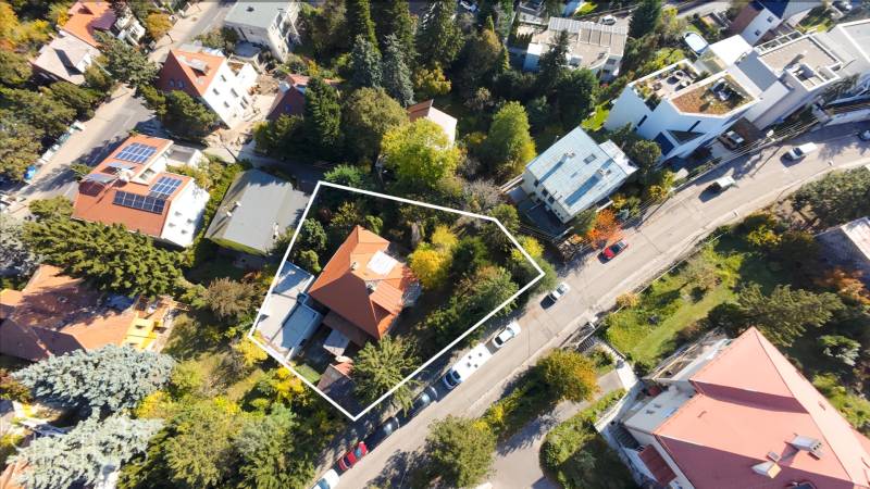 RIZNEROVA, RD – s veľkým pozemkom nad BRATISLAVSKÝM HRADOM - Letecký pohľad na Rodinný dom na Riznerovej ulici, Bratislava - Staré Mesto, obklopený zeleňou.