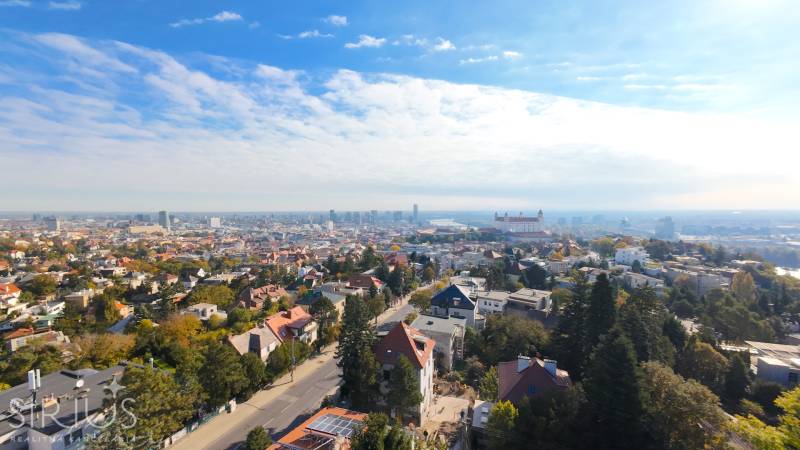RIZNEROVA, RD – s veľkým pozemkom nad BRATISLAVSKÝM HRADOM - Výhľad na Bratislavu zo Starého Mesta, Riznerovej ulice, s Bratislavským hradom v pozadí.