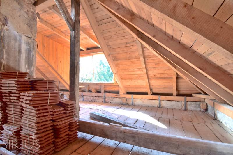 RIZNEROVA, RD – s veľkým pozemkom nad BRATISLAVSKÝM HRADOM - Podkrovie v rodinnom dome s drevenými trámami a uloženými strešnými škridlami.