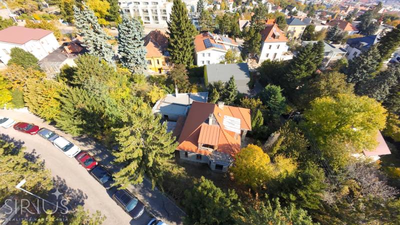 RIZNEROVA, RD – s veľkým pozemkom nad BRATISLAVSKÝM HRADOM - Letecký pohľad na rodinné domy a zeleň na Riznerovej ulici v Bratislave - Starom Meste.