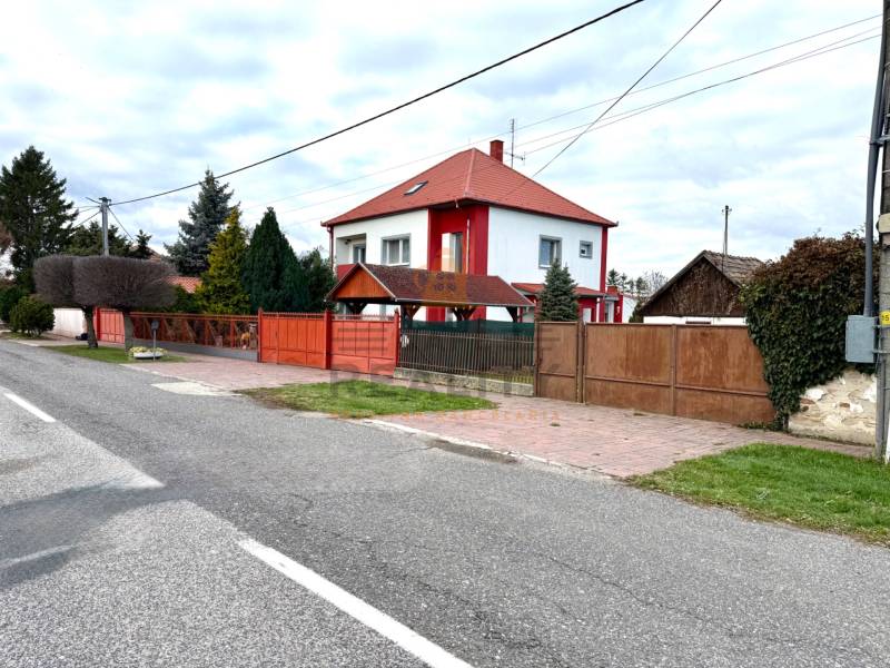 Na predaj pozemok 1065 m2, obec Dobrohošť v blízkosti Bratislavy - Rodinný dom s červenou strechou na ulici Dobrohošť v meste Dobrohošť, Pozemky - bývanie.