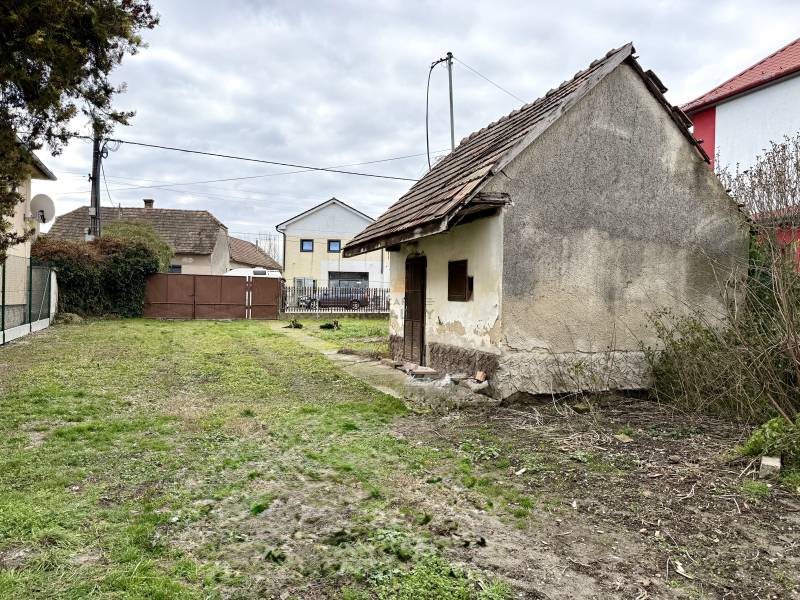 Na predaj pozemok 1065 m2, obec Dobrohošť v blízkosti Bratislavy - Starší dom na pozemku na bývanie na ulici Dobrohošť v meste Dobrohošť.