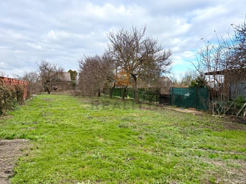 Na predaj pozemok 1065 m2, obec Dobrohošť v blízkosti Bratislavy - Pozemok na bývanie v Dobrohošti obklopený stromami na ulici Dobrohošť.