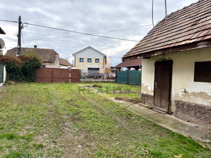 Na predaj pozemok 1065 m2, obec Dobrohošť v blízkosti Bratislavy - Pozemok na bývanie v Dobrohošti, Dobrohošť. Záhrada s trávnikom a starším stavom budovy.