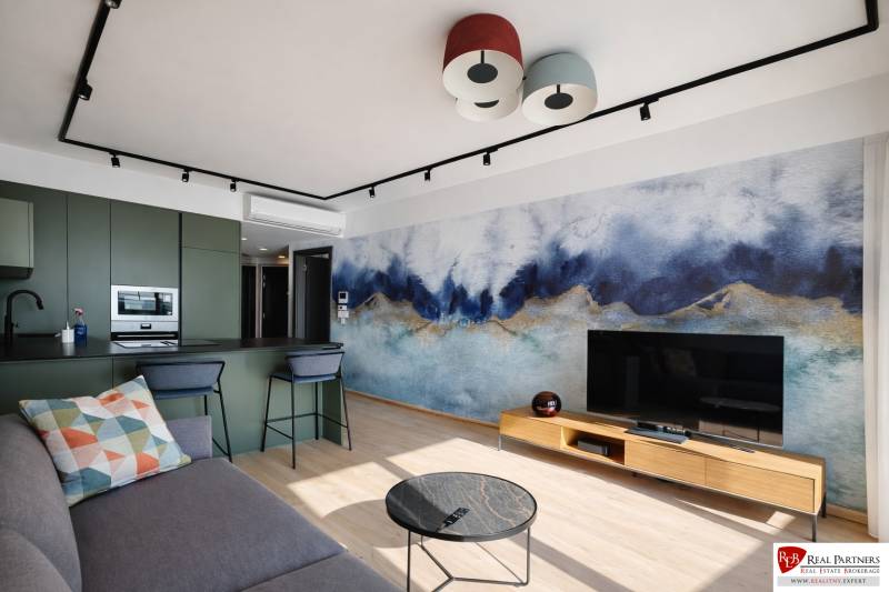 Prenájom 2-izbový byt s loggiou,55m2, EUROVEA TOWER - 2-izbový byt s podlahou s dreveným dekorom, farebnou stenou a modernou kuchyňou.