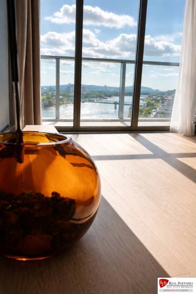 Prenájom 2-izbový byt s loggiou,55m2, EUROVEA TOWER - Izba v 2-izbovom byte s výhľadom na rieku a podlahou s dreveným dekorom.