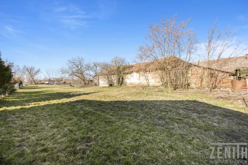 Jedinečný pozemok pri jazere – pokoj, príroda a súkromie, Žihárec