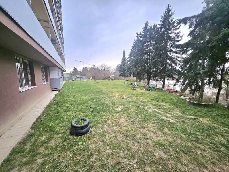 3 izbový byt Bánovce nad Bebravou 67 m2 / 3x BALKÓN / PIVNICA / - Exteriér 3-izbového bytu v Bánovciach nad Bebravou s trávnikom a stromami.