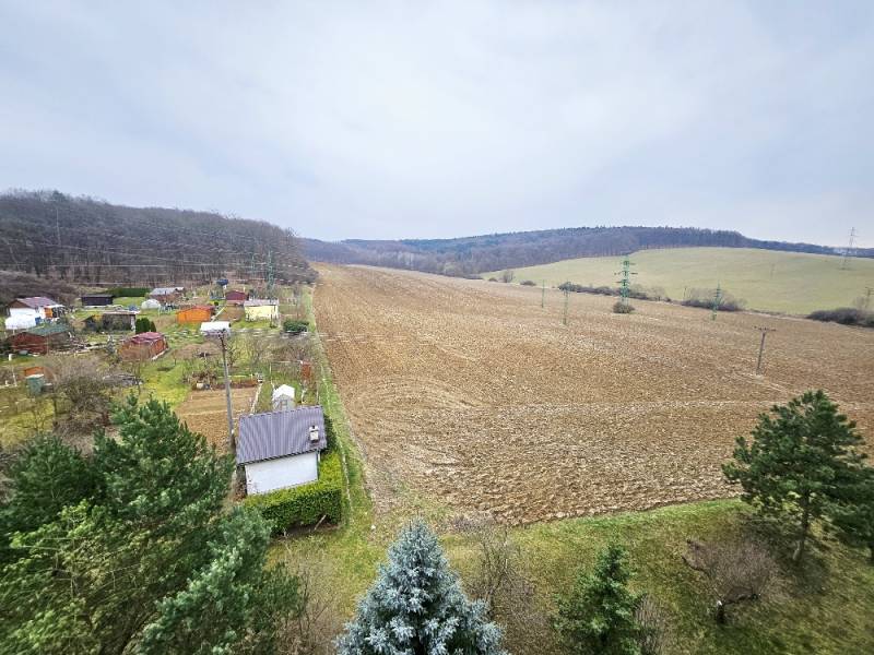 3 izbový byt Bánovce nad Bebravou 67 m2 / 3x BALKÓN / PIVNICA / - Vidiecka krajina s políčkami a záhradkami v okolí Bánoviec nad Bebravou, ideálna pre pestovateľov.
