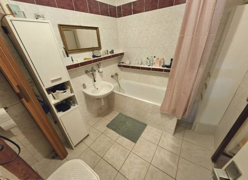 3 izbový byt Bánovce nad Bebravou 67 m2 / 3x BALKÓN / PIVNICA / - Kúpeľňa v 3-izbovom byte s vaňou, umývadlom a úložným priestorom.