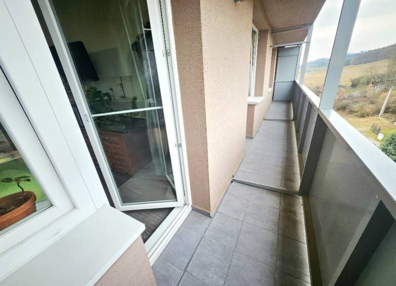 3 izbový byt Bánovce nad Bebravou 67 m2 / 3x BALKÓN / PIVNICA / - Balkón v 3-izbovom byte s výhľadom na krajinu v Bánovciach nad Bebravou.